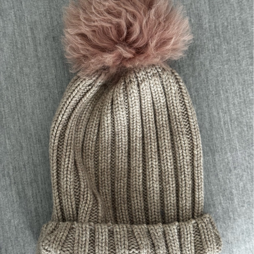 Cashmere blend blush hat with shearling Pom
Pom